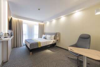 Отель Holiday Inn Express Warsaw - Mokotow Варшава Стандартный номер с кроватью размера "queen-size"-1